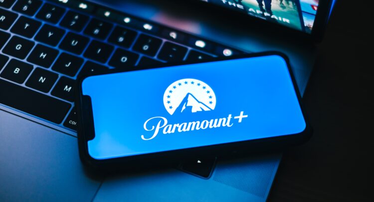 Неопределенное будущее Paramount (NASDAQ:PARA) приводит к скромному падению акций