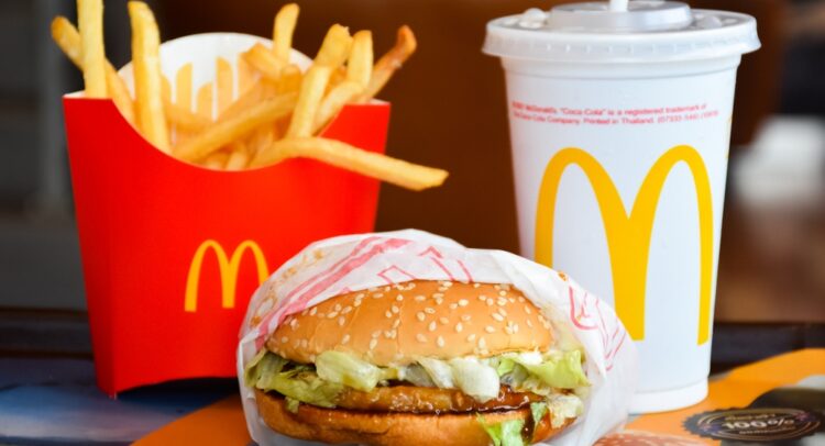 McDonald’s (NYSE:MCD) предлагает питание за 5 долларов на фоне негативной реакции по поводу высоких цен