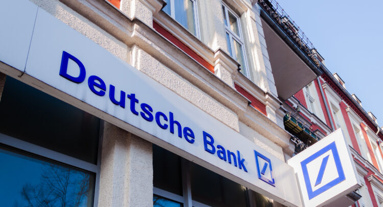 Немецкие акции: Deutsche Bank снижается из-за остановки выкупа акций