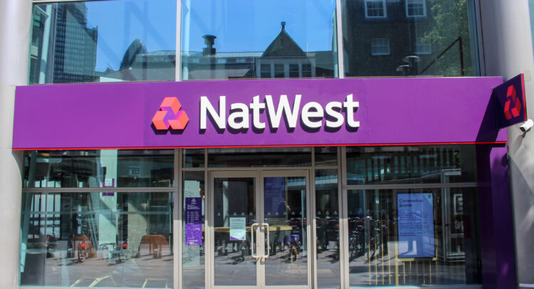 Акции Великобритании: NatWest (NWG) растет на фоне улучшения прогноза; Сделка с Метро Банком