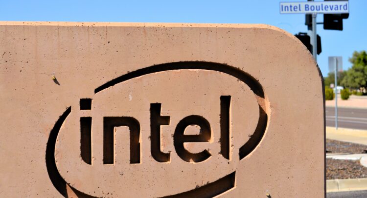 Intel (NASDAQ:INTC) теряет члена совета директоров, акции все равно растут