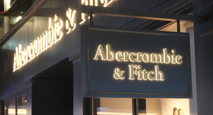 Abercrombie & Fitch сталкивается с высокими ставками в преддверии прибыли за второй квартал