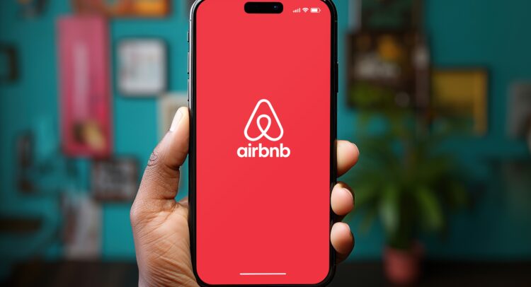 Акции Airbnb (NASDAQ:ABNB): трейдеры опционов настроены оптимистично, несмотря на формирование «креста смерти»