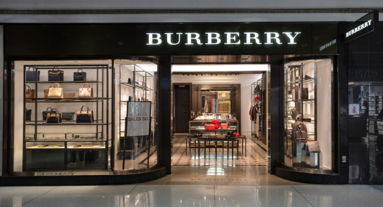 Акции Burberry достигли 15-летнего минимума после понижения рейтинга Barclays