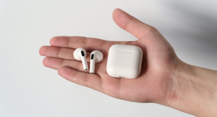 Apple (NASDAQ:AAPL) набирает обороты, готовя AirPod-как-слуховой-аппарат к запуску