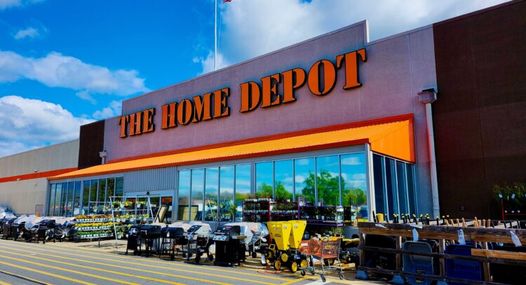 Home Depot (NYSE:HD) отказывается от складов, готовясь к ликвидации последствий урагана