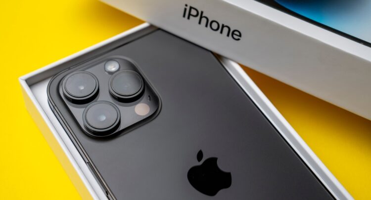 Apple’s (NASDAQ:AAPL) iPhone 16 Pre-Sales Lag Behind Expectations