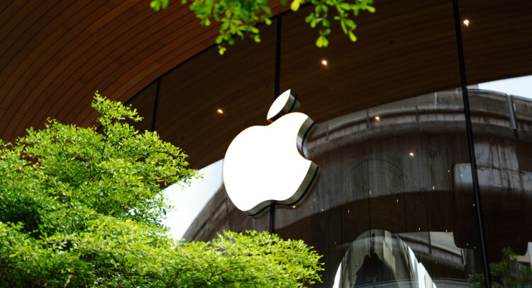 Apple Stock (AAPL): Wall Street Overlooks Stagnation Despite Hefty Valuation – Here’s Why