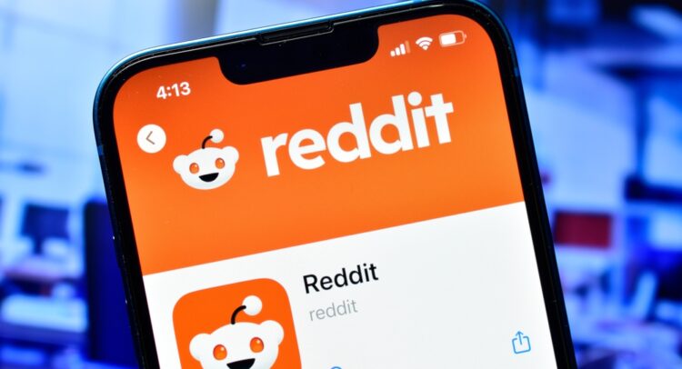 Reddit (NYSE:RDDT) Rolls Out AI-Powered “Answers” Feature amid Analyst Upgrade