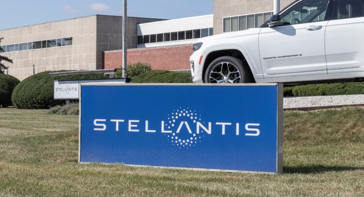 Stellantis (NYSE:STLA) Pulls in Tim Kuniskis after CEO Departure