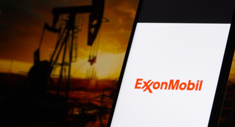 XOM, OXY, SHEL: Oil Stocks Pullback on Concerns of U.S. Oversupply