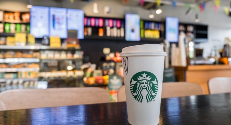 Starbucks (SBUX) планирует сокращение рабочих мест для упрощения операций