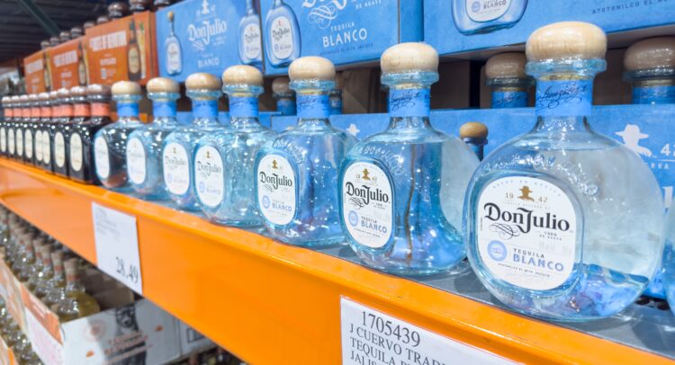 Текильный гигант Diageo (DGEAF) тонет из-за мексиканских пошлин перед отчетом о прибылях