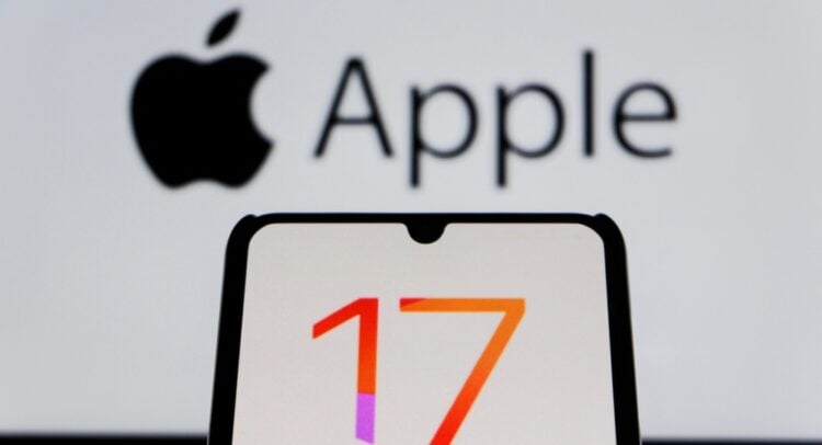 Wedbush’s Daniel Ives Lifts Apple Stock (AAPL) Price Target on Solid iPhone 17 Demand