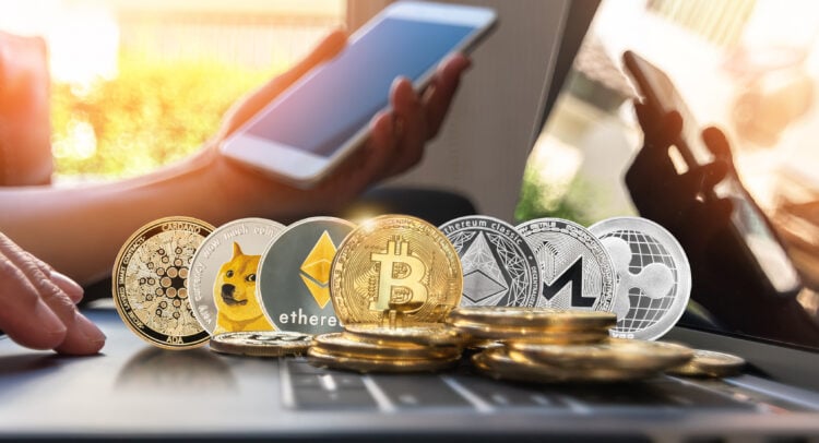 XRP and DOGE Push Higher as Analyst Says ‘U.S. Government Shutdowns’ Are Fueling the Crypto Rally
