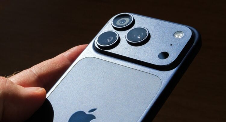 Apple Shares (AAPL) Hit All-Time Highs amid Strong iPhone 17 Demand