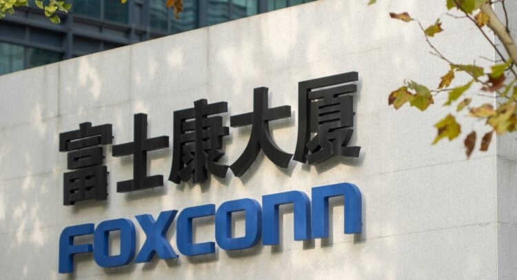 폭스콘 주가 상승... AI 서버 성장세가 아이폰 사업 앞질러