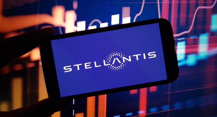 스텔란티스, 지프 화재 리콜로 하이브리드 라인 타격... 주가 하락