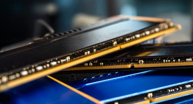 AI Boom Sparks RAM Crisis: PC and Phone Makers Slash Memory Specs