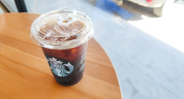 스타벅스, 미스터비스트와 새 파트너십 발표에도 주가 소폭 하락