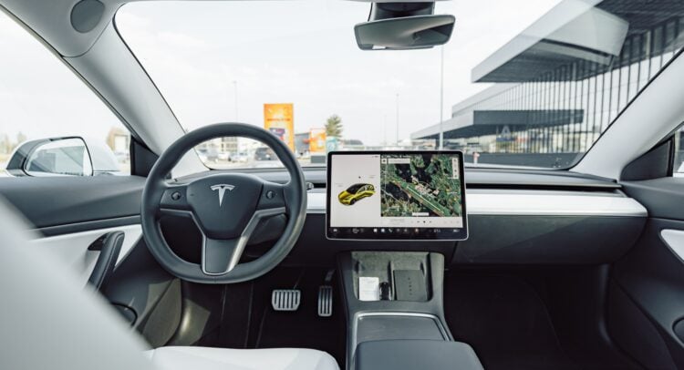 ‘Tesla has a 12 Year Lead Over Rivals’ in Autonomy, Says Top Analyst: Lifts TSLA Stock to $600