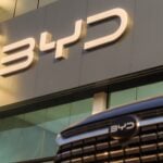 BYD, 테슬라 제치고 연간 전기차 판매 1위 달성...주가 5% 급등