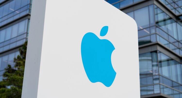 Apple in Talks for U.S-Made Chips with Intel, Samsung; Seeks to Bolster Supply Chain Beyond TSMC