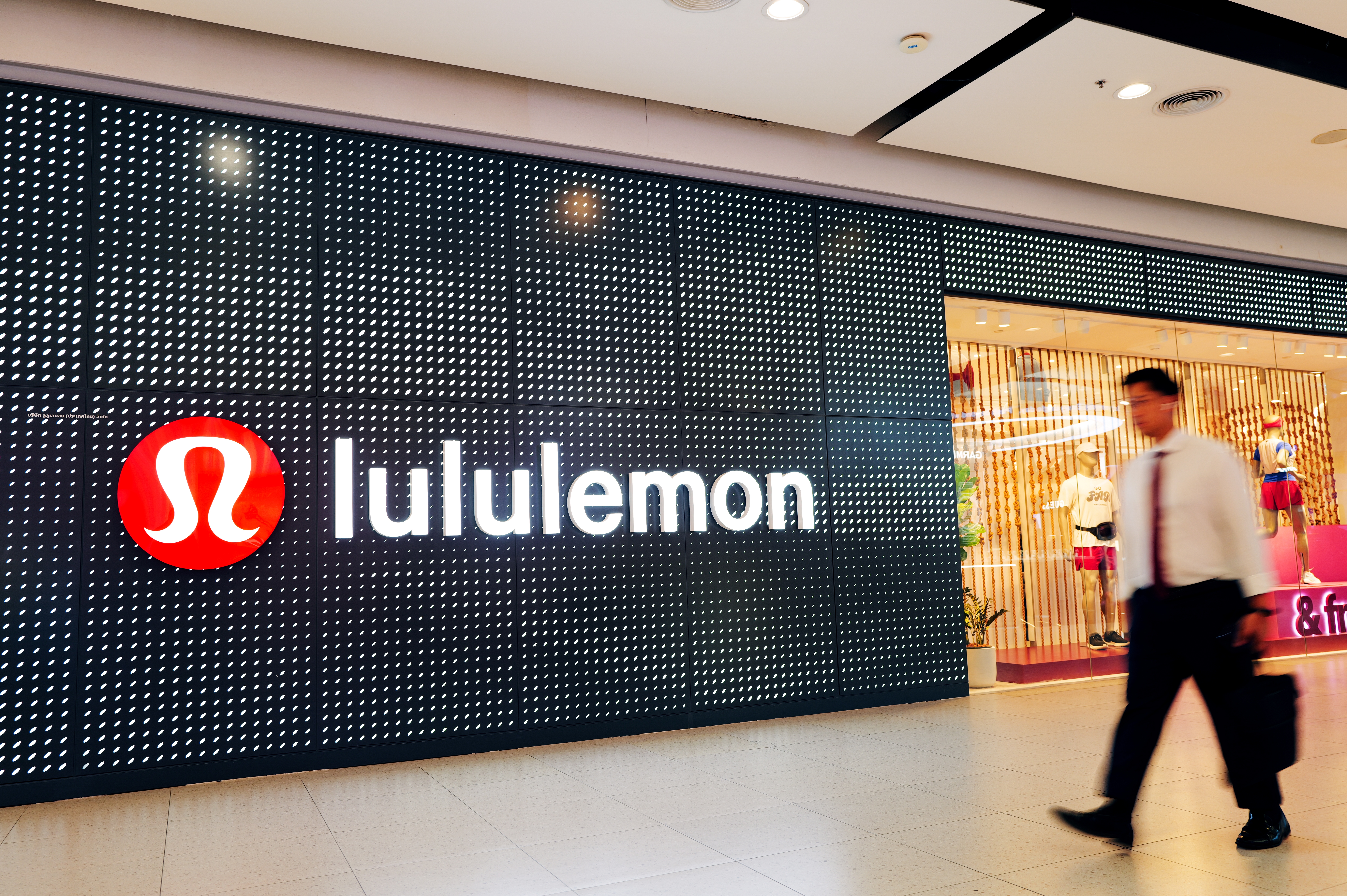 Will Lululemon Athletica Stock (LULU) Rally or Retreat After Earnings Today?